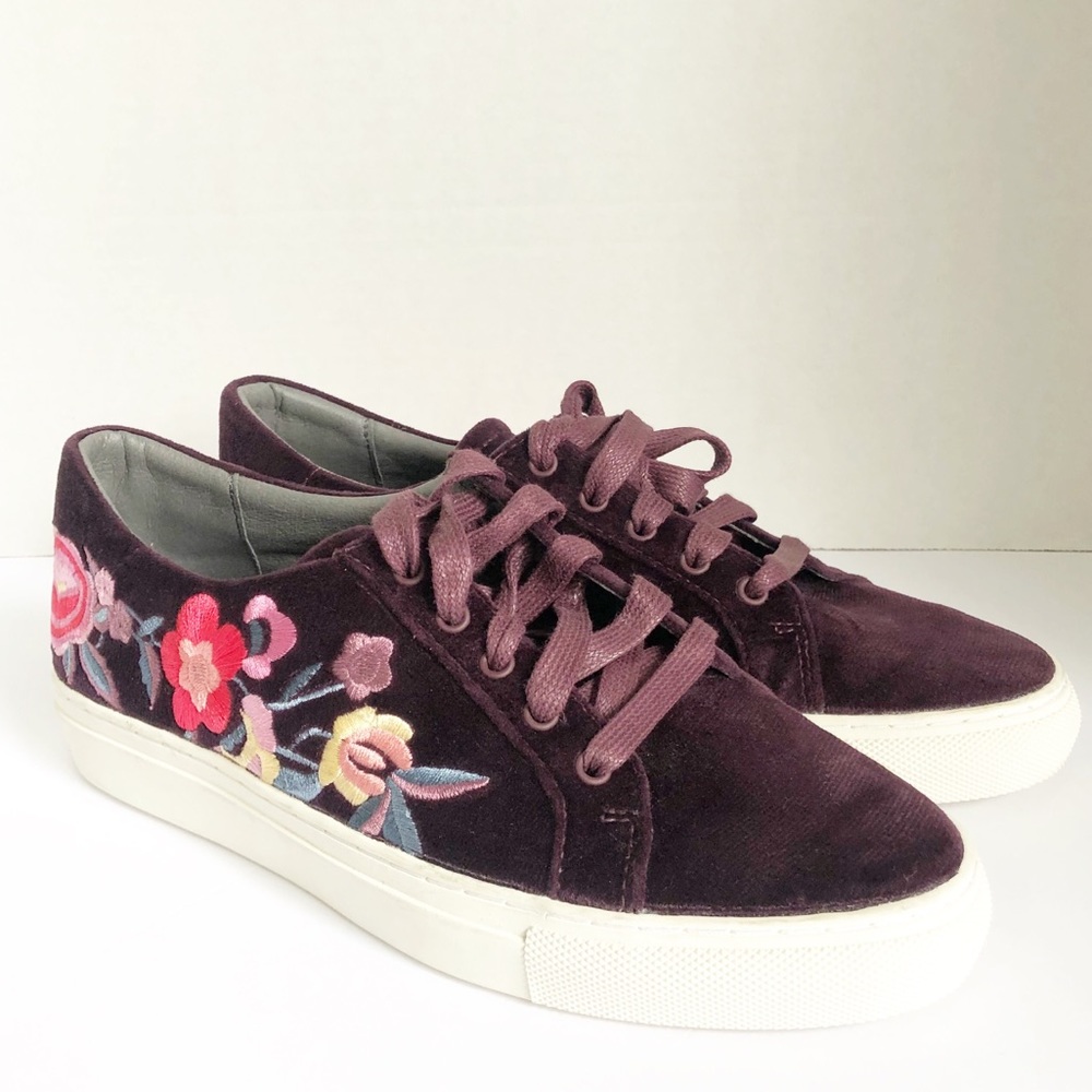 Skechers Women’s Sneakers Size 6 Embroidered